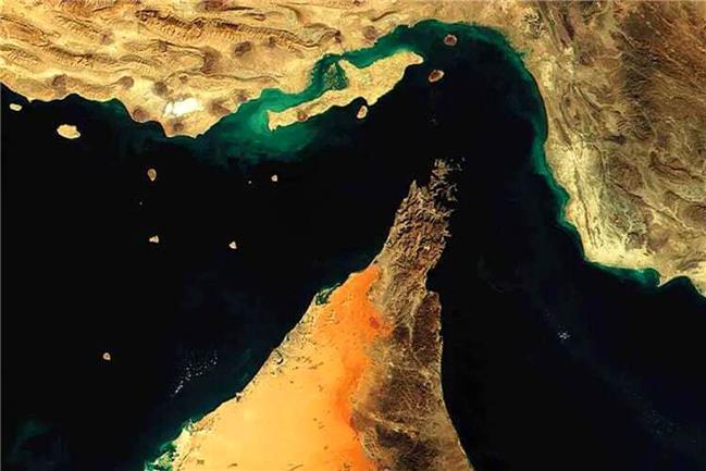 آمریکا یک کشتی را در تنگه هرمز با ۲موشک هدف قرار داد