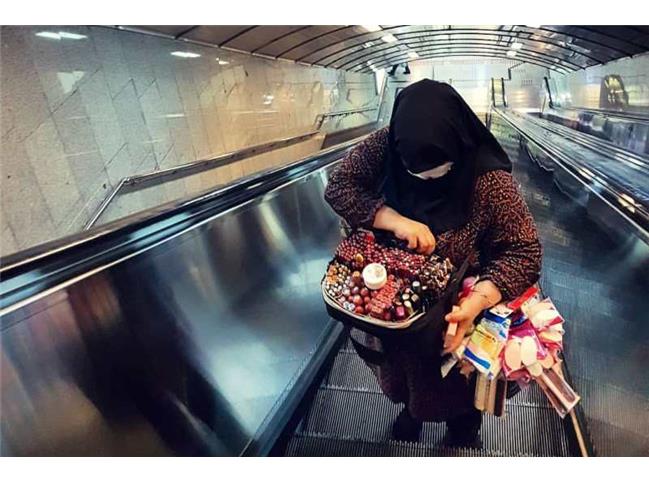 کوچ زنان دست‌فروش از مترو به خیابان‌ها
