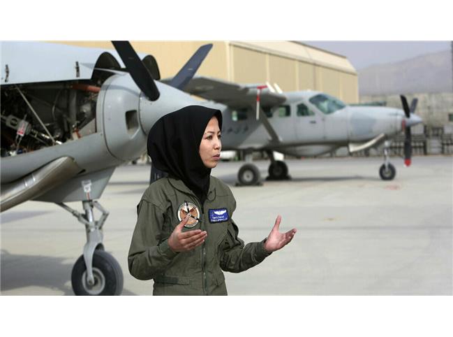 خلبان زن افغانستانی سنگسار شد